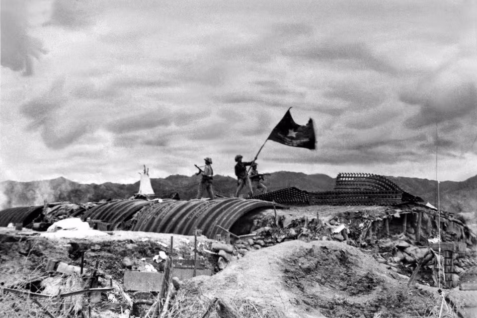 1954年5月7日，越南人民军对法国奠边府集团据点群的阵地攻击，9年艰苦的抗法战争胜利结束，迫使法国坐上谈判桌。图自越通社