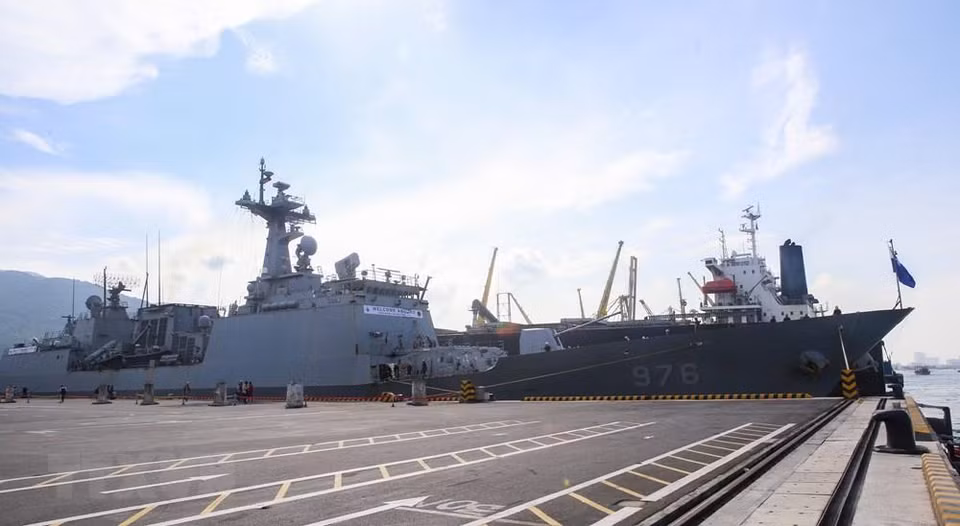自2018年9月11日至14日，承载302名军官和船员的韩国海军“文武大王”号驱逐舰（ROKS Moon Mu The Great）抵达仙沙港，开始对岘港市进行访问。越通社记者 陈黎林 摄