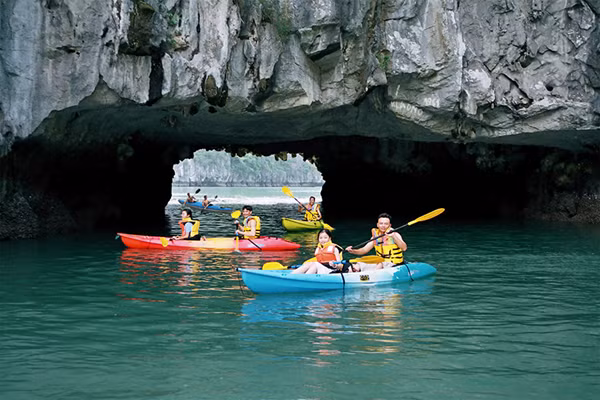 游客可以坐船观光下龙湾美景。（图片来源：人民报网）