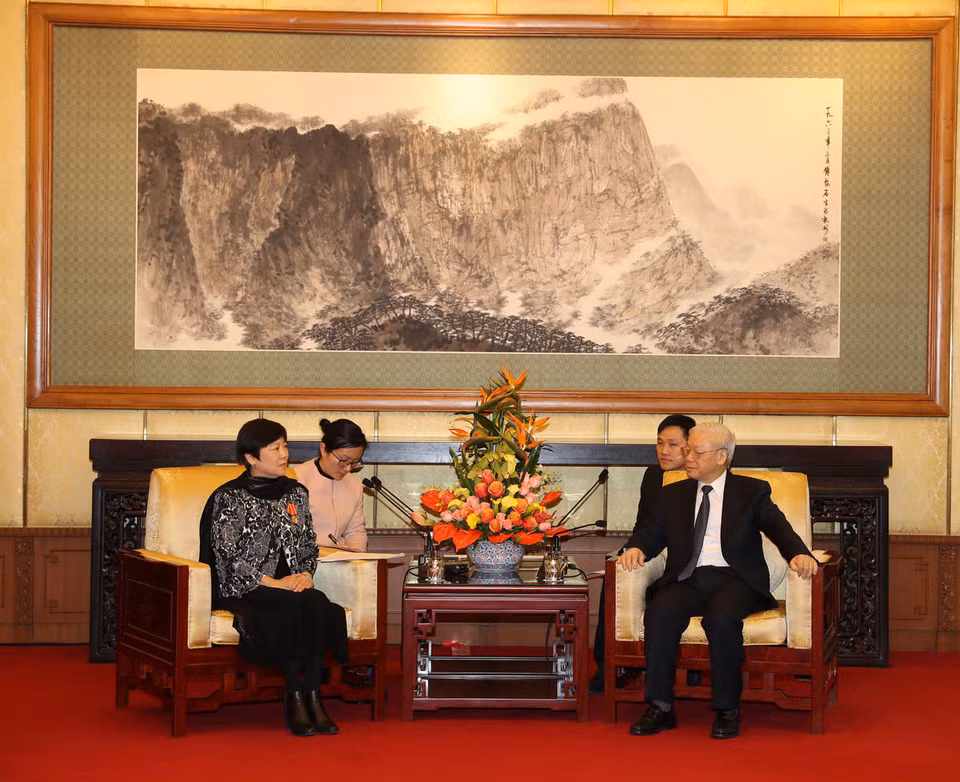 越共中央总书记阮富仲会见中国人民对外友好协会会长李小林（图片来源：越通社）