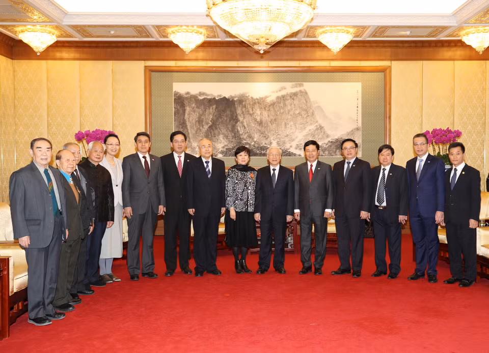 越共中央总书记阮富仲会与各位代表合影（图片来源：越通社）