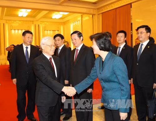 越共中央总书记阮富仲与中国高级代表团握手（图片来源：越通社）