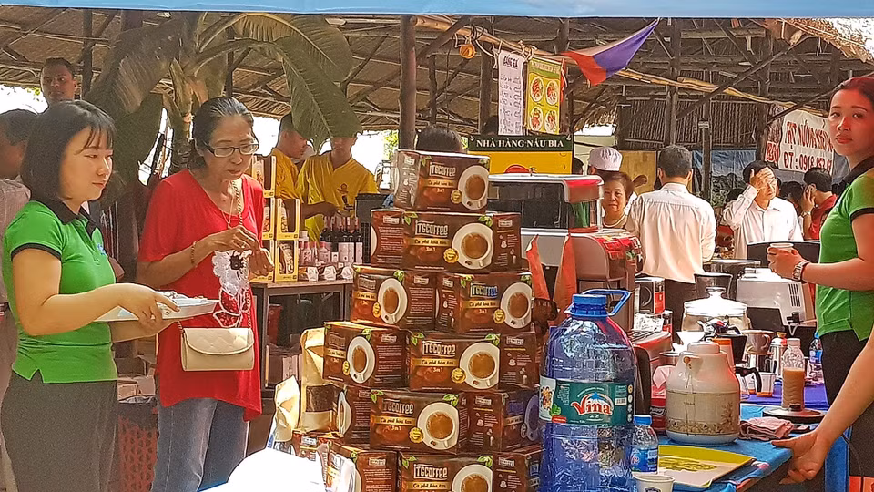 游客参观东欧各国美食展的展位。越通社记者 世英 摄