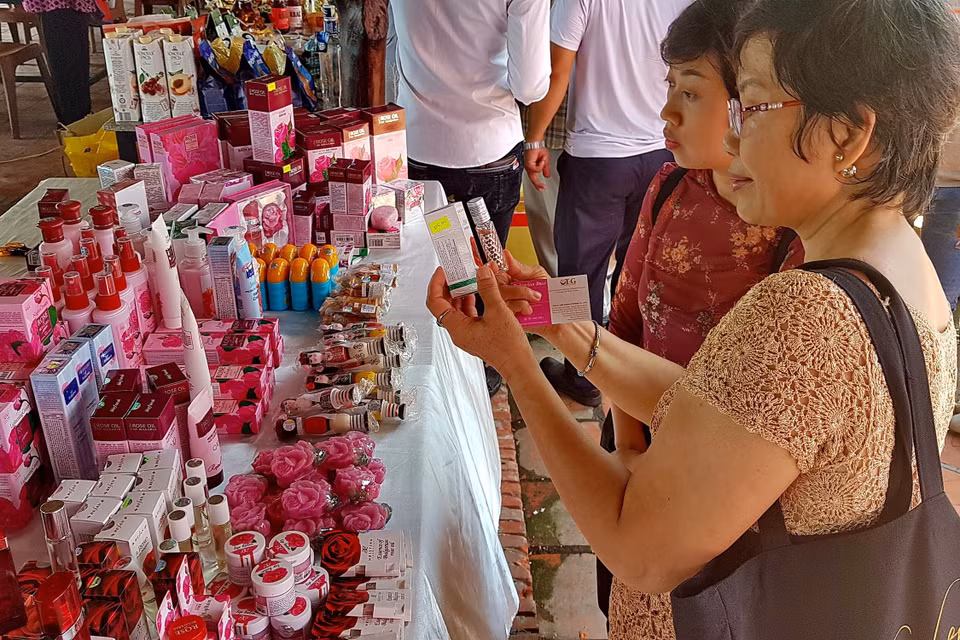 斯拉夫文字文化节暨东欧各国美食展吸引众多游客。越通社记者 世英 摄