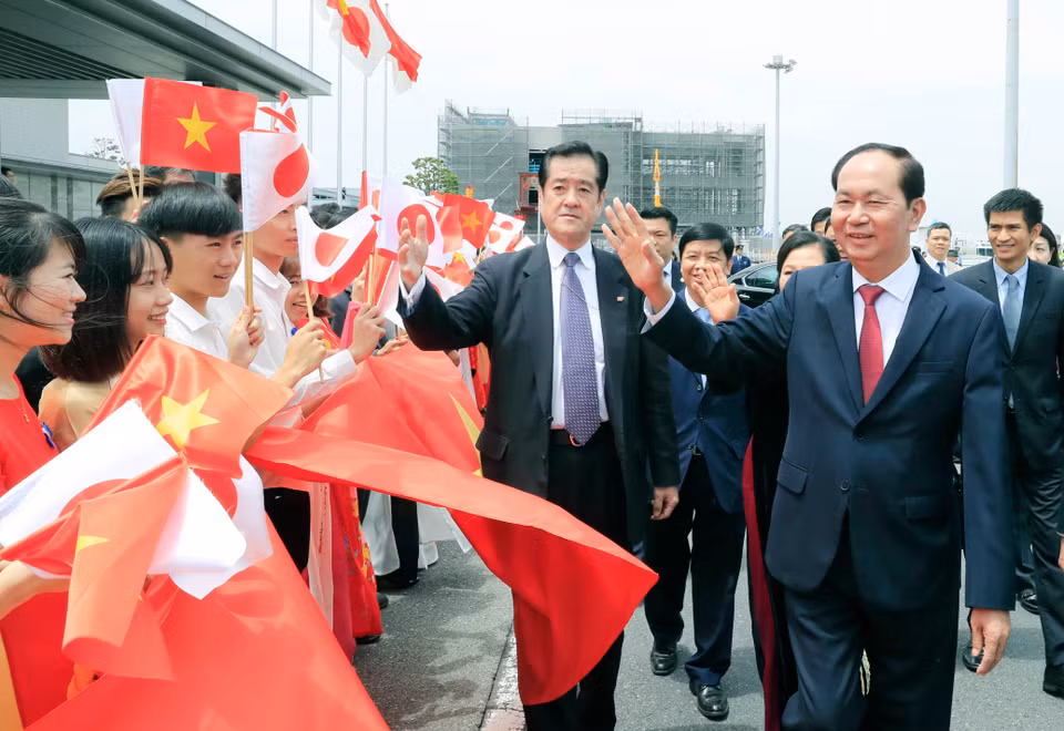 越南国家主席陈大光携夫人及越南高级代表团抵达了东京开始对日本进行国事访问。越通社记者 颜创 摄