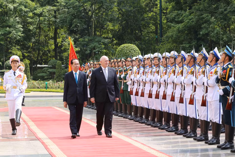 越南国家主席陈大光与澳大利亚总督彼得•科斯格罗夫检阅仪仗队。越通社记者 颜创 摄