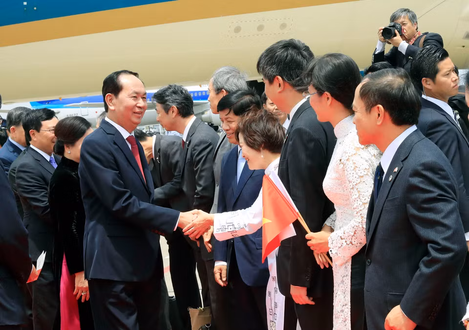 越南国家主席陈大光携夫人及越南高级代表团抵达了东京羽田机场，越南驻日本大使馆工作人员、旅日越南人和留学生来到机场迎接。越通社记者 颜创 摄