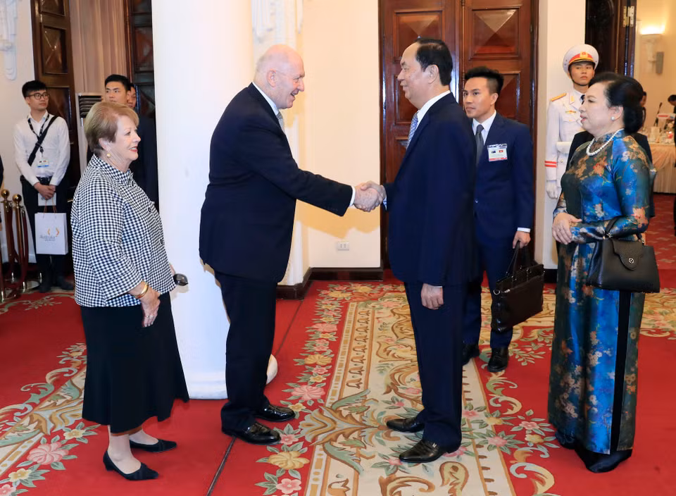 越南国家主席陈大光与夫人迎接澳大利亚总督彼得•科斯格罗夫和夫人。越通社记者 颜创 摄