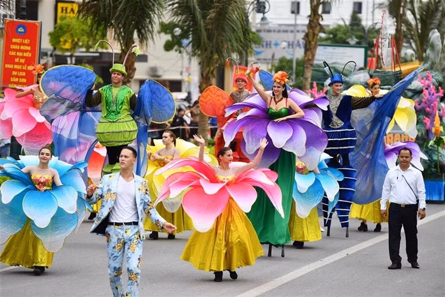 热闹非凡的2019年街头岑山狂欢节。图自越通社