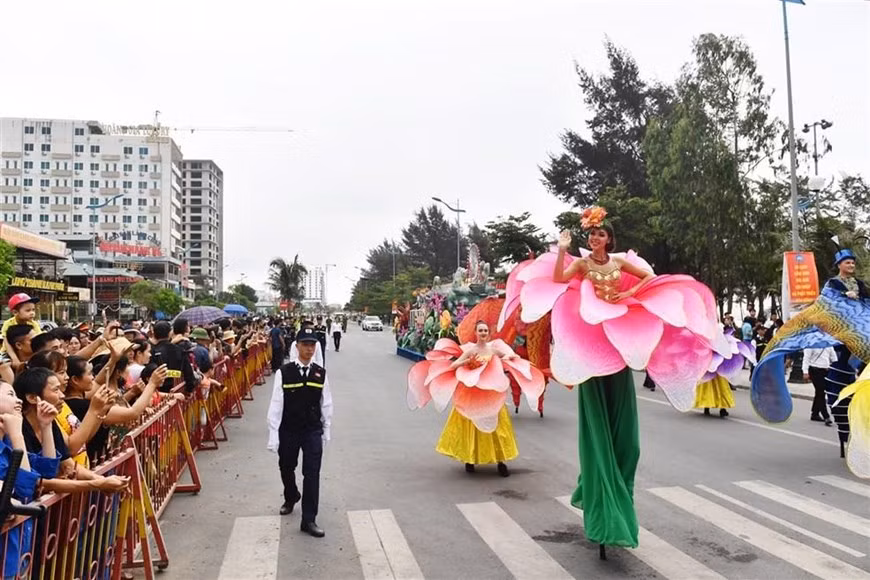 热闹非凡的2019年街头岑山狂欢节。图自越通社