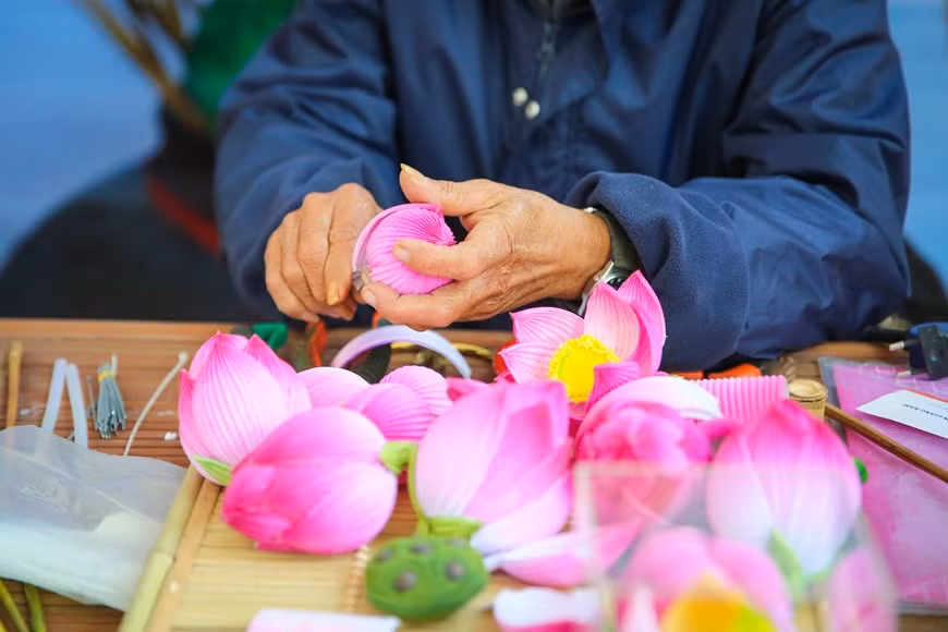 这里的纸花有多种，比如玫瑰花、荷花、菊花等。其中，纸花用来敬佛。顺滑人很重视拜祭供奉和心灵寄托，在他们看来，纸花是纯洁之花，没有其他四号掺杂。清仙纸花的售价不高，非常受人们的喜爱。为了将制作技巧达到技术熟练水平，前辈给后辈传艺的传统得到村民保留和发扬，将传统手工艺世代相传。图自Vietnam+