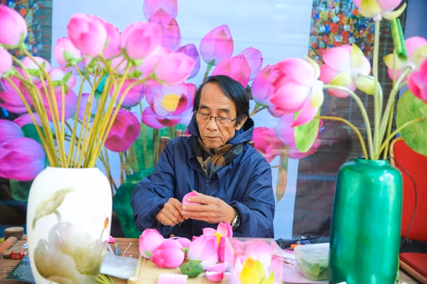 制作纸花的秘诀主要在于上色环节，如何让纸花的色彩够持久保持鲜亮。当地民众不使用化学颜料，而是采用树脂和树叶，通过祖传工艺制成颜料给纸花上色。颜料主要包括物种色彩，即红、紫、绿、黄、白。各种颜色都是从村里草木提取出来的，制作出青仙纸花别具一格的颜色。图自Vietnam+
