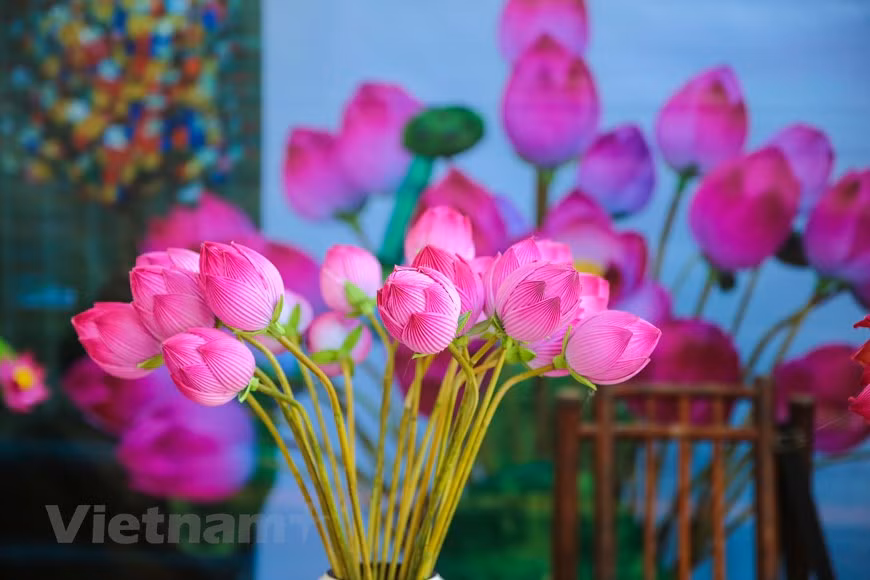 这里的纸花有多种，比如玫瑰花、荷花、菊花等。其中，纸花用来敬佛。顺滑人很重视拜祭供奉和心灵寄托，在他们看来，纸花是纯洁之花，没有其他四号掺杂。清仙纸花的售价不高，非常受人们的喜爱。为了将制作技巧达到技术熟练水平，前辈给后辈传艺的传统得到村民保留和发扬，将传统手工艺世代相传。图自Vietnam+