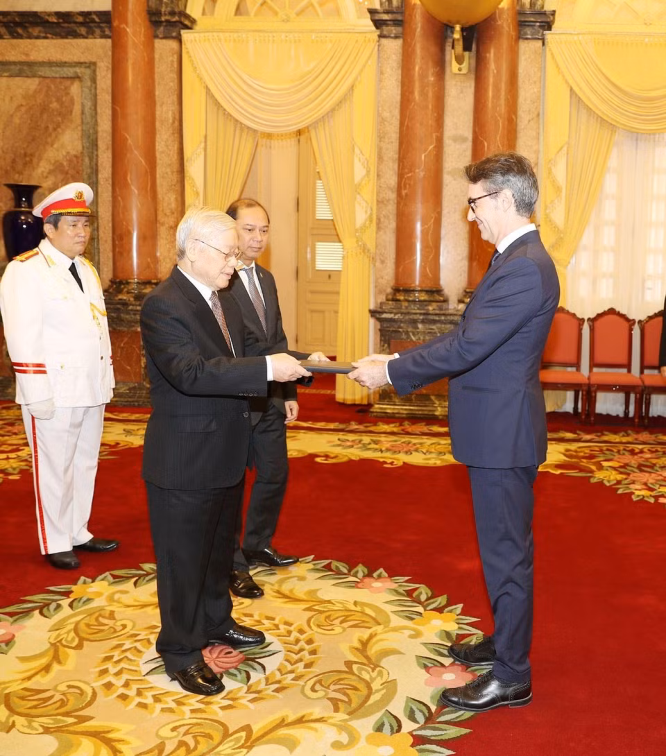 阮富仲接受欧盟驻越特命全权大使Pier Giorgio Federico Aliberti递交国书。图自越通社