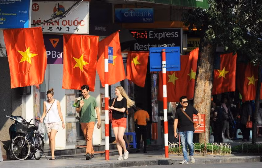 国际游客在丁先皇街参观游览。图自越通社