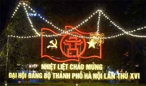 河内夜景灯光闪耀，喜迎越共河内市第十六届代表大会的灯光点亮了大街小巷（图片来源：人民军队报）