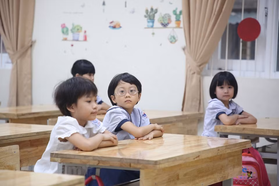 在重返校园的第一节课，老师向学生介绍有关防疫措施的信息。越通社记者 明山 摄