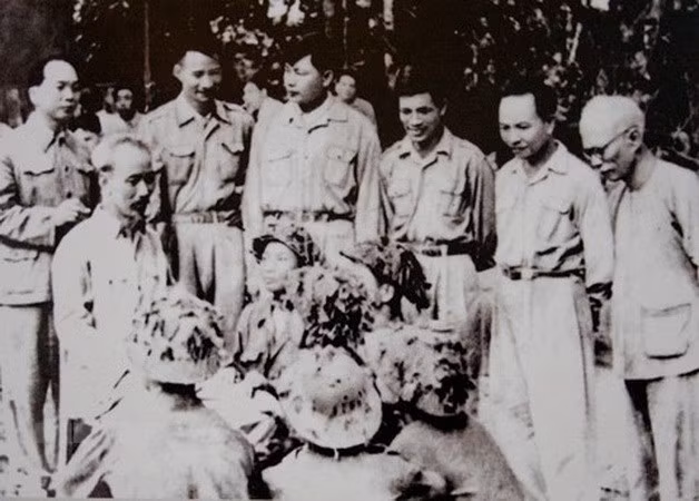 胡伯伯看望慰问 1954年奠边府战役出色的干部战士。图自 越通社