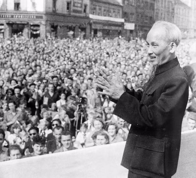 1957年7月17日：在访问捷克期间，胡志明主席与该国Vysočina工业园区的3万名工人交谈。图自越通社