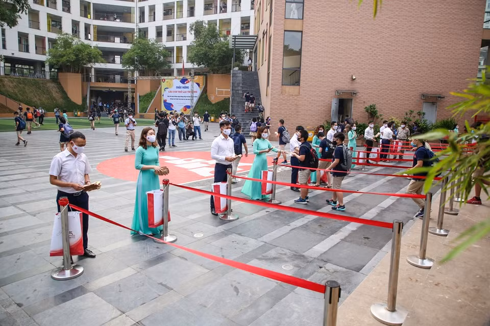 所有教师在学校门口热烈迎接学生们返校。越通社记者 明山 摄