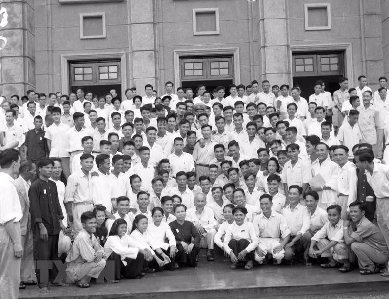 根据胡志明主席的思想，爱国竞赛就是家家户户和各阶层人民的工作。凡是越南人都要参加爱国竞赛运动。图中：1960年9月胡志明主席与为越南共产党第三次全国代表大会服务人员和参加报道的记者拍照留念。图自越通社