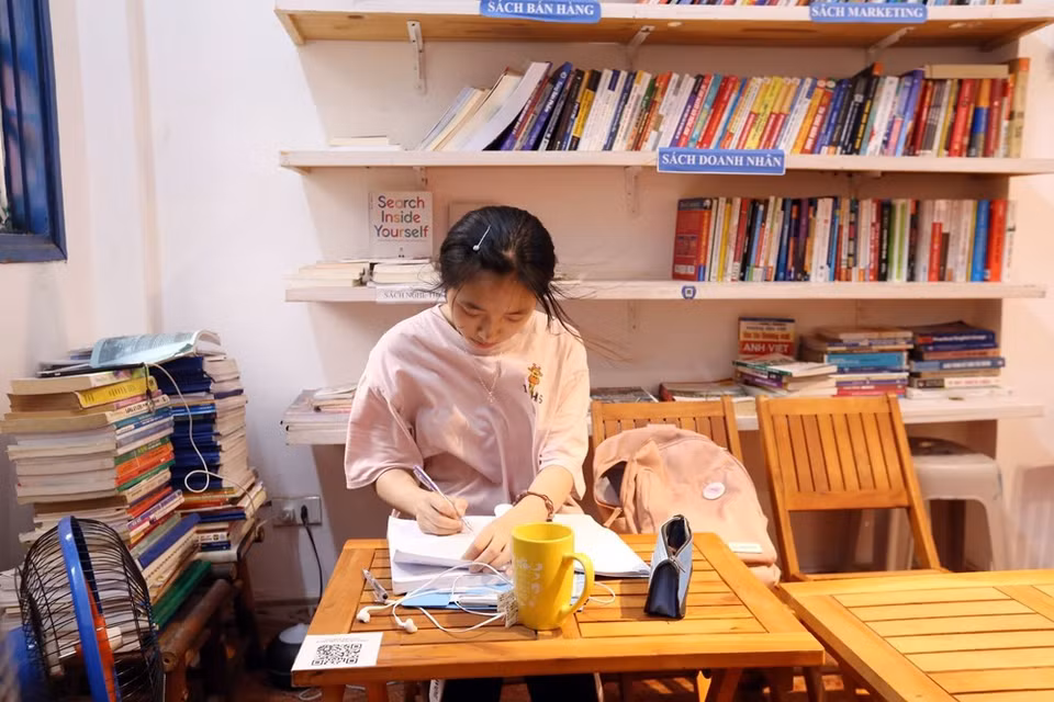 这家免费图书馆的成立有助于弘扬首都河内的阅读文化，因此颇受众多书籍爱好者的欢迎。越通社记者英俊 摄