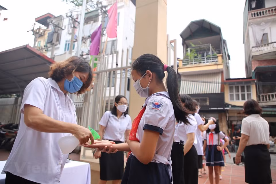 此外，各所学校将努力确保食品卫生安全。每个学生都带着自己的随身用品。越通社记者 明山 摄