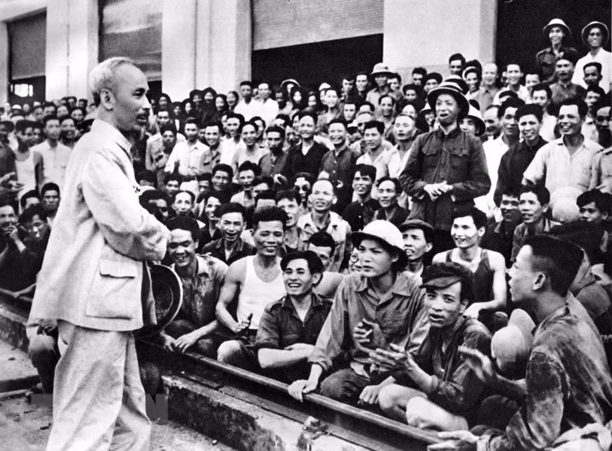1955年5月19日，胡志明主席造访嘉林火车厂。在这里，胡主席嘱咐工人和干部发挥革命传统。图自越通社