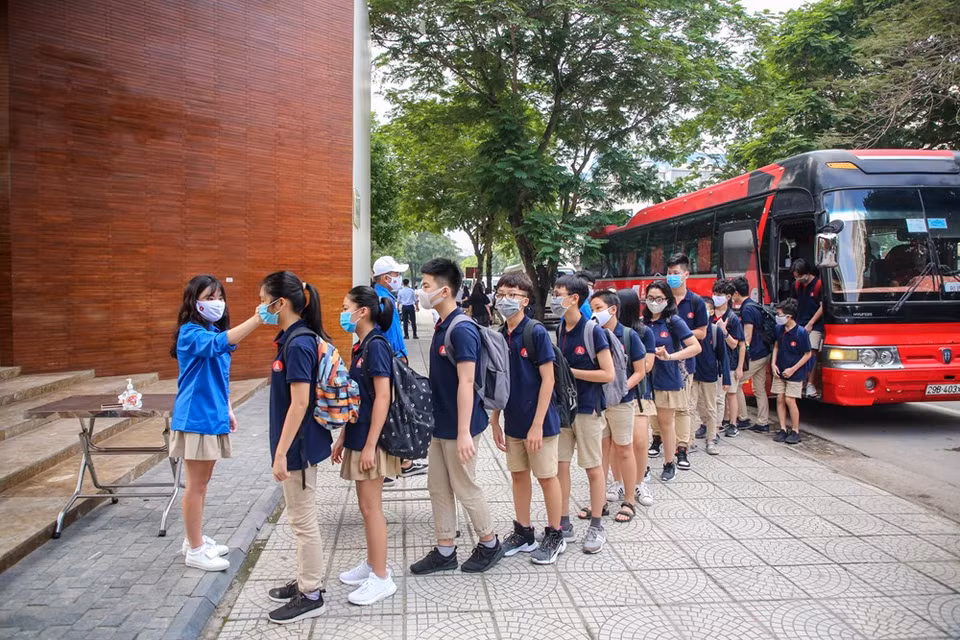 河内市南慈廉郡Marie Curie学校热烈迎接学生重新返校。越通社记者 明山 摄