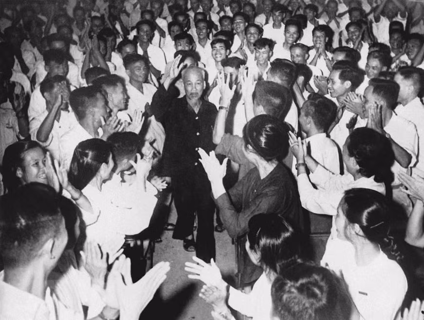 1962年8月13日，胡主席出席北部基层工会干部会议。图自越通社