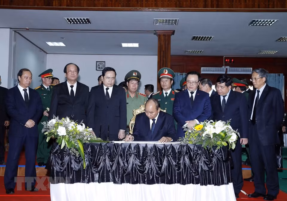 阮春福总理在吊唁簿上留言。越通社记者 统一摄