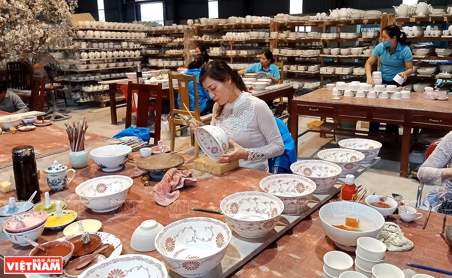 越南品牌朱豆陶瓷出现于12世纪，14-15世纪达到鼎盛，17世纪逐渐衰落甚至埋没。越通社记者 郑部 摄