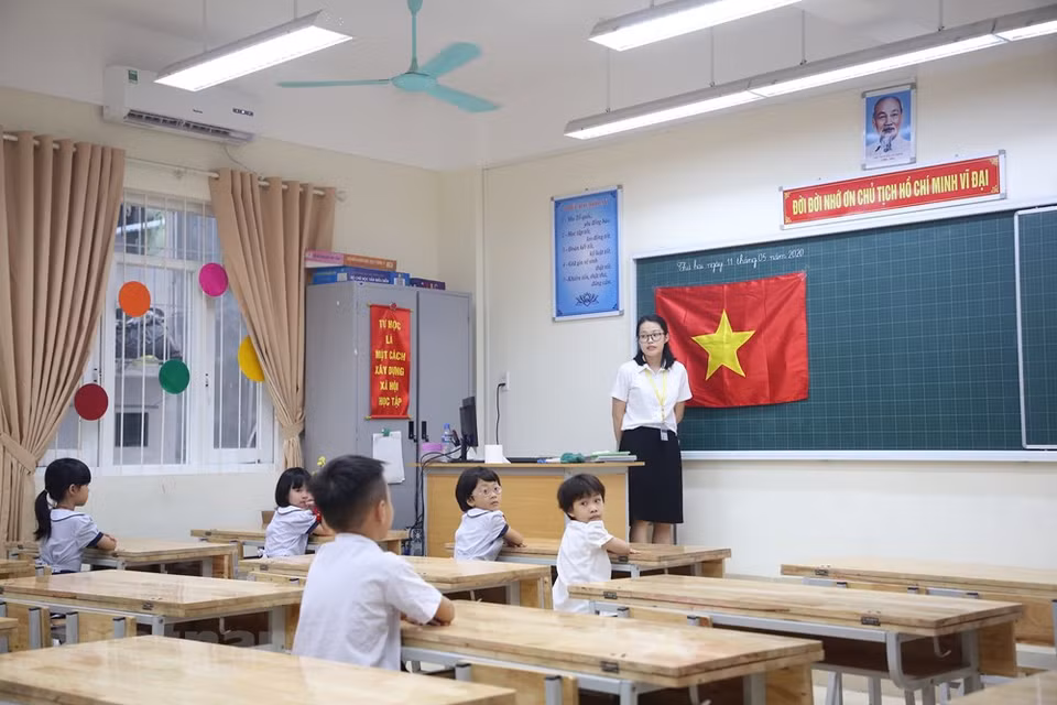 在教室里，学生门要保持安全的距离。越通社记者 明山 摄