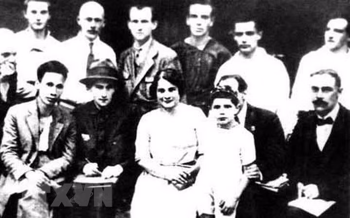 从1924年6月17日至7月8日阮爱国出席在莫斯科举行的第五届共产国际代表大会。图自越通社