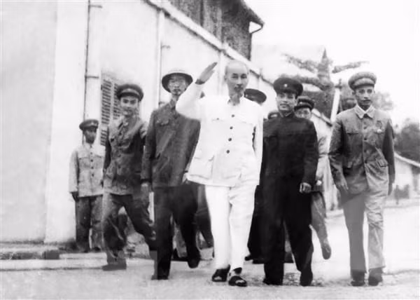 1958年4月5日，胡主席走访陆军军官学校。图自越通社