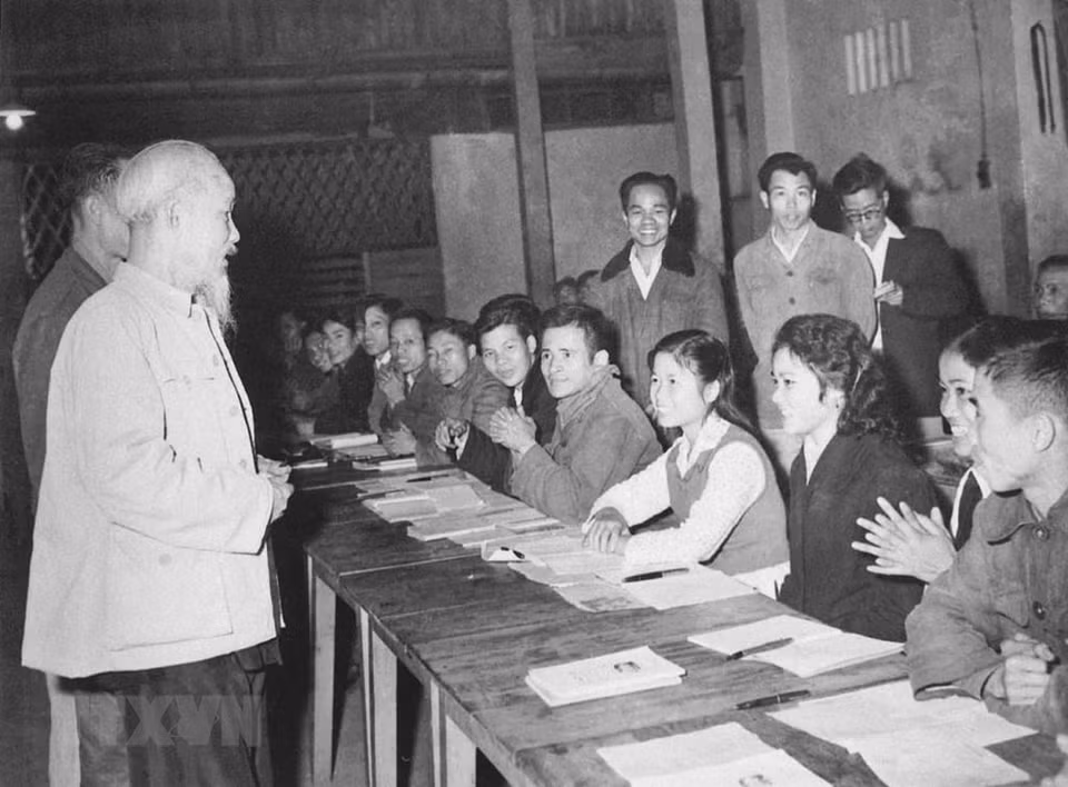 胡志明主席所发起的爱国竞赛运动吸引了全国各阶层人民积极参与，创造民族综合力量。图中：1963年12月19日，胡志明主席探访5•1汽车工厂工人们进修班。图自越通社