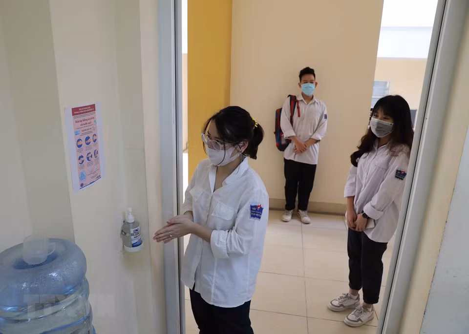 所有学生进入教室之前必须要用杀菌洗手液洗手。越通社记者 轻松 摄