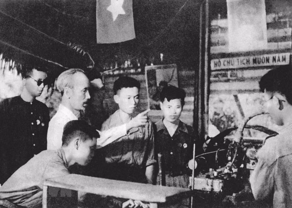 胡志明主席鼓励广大人民群众为建国卫国事业做出积极贡献。图中：1951年2月胡志明主席莅临越北根据地视察工兵生产厂。图自越通社