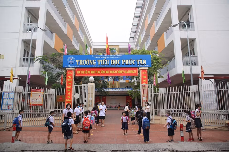 福新小学校校长阮氏凤透露，从早上6点半，该校的所有干部人员都已经在学校准备迎接重返校园的学生。越通社记者 明山 摄