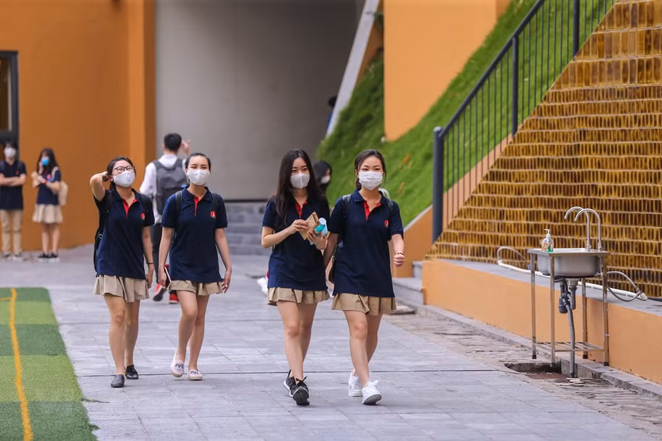 除了教室里的杀菌洗手液之外，这所学校在校园里多地还安装了很多露天洗手台。越通社记者 明山 摄