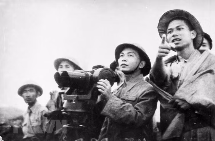在奠边府战役正式开炮之前，武元甲大将对战地进行最后一次观察。为了最大限度减少军队力量的损失，有效攻击法军各个坚固的据点，总军委、总参谋部从“快打快胜”转为“稳打稳扎”方针是一个完全正确的决定。图自越通社