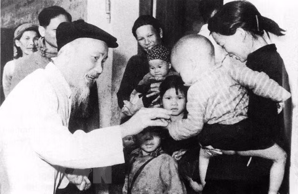 值此1965年春节之际，2月2日，胡伯伯走访慰问广宁省工人的家庭。图自越通社