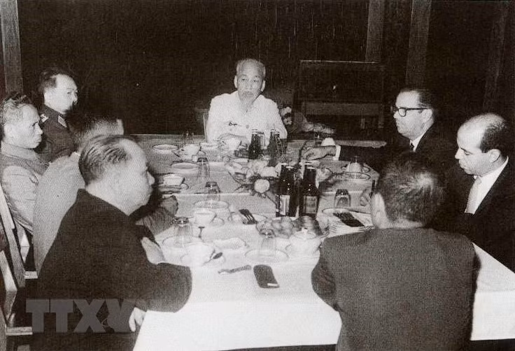 1966年10月29日在主席府，胡志明主席会见古巴总统多铁戈斯。图自越通社