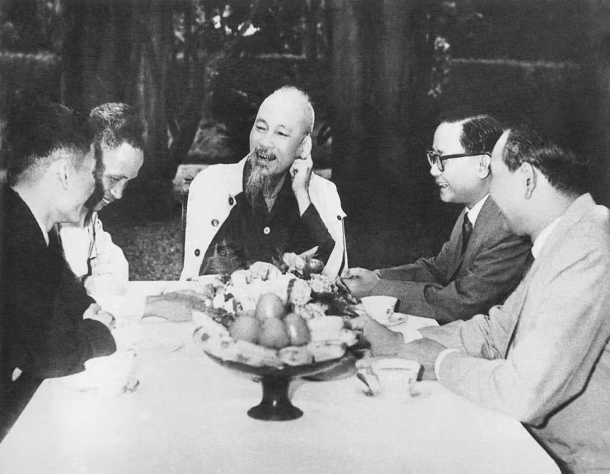 1962年10月20日，越南南方民族解放阵线代表团首次访问北部。在接待该代表团时，胡志明主席把手放在胸前说：“亲爱的南方时时刻刻都在我心中。” 图自越通社
