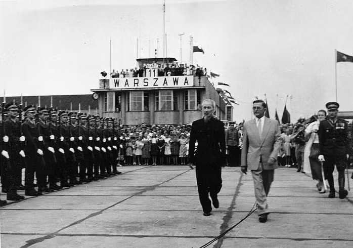 1957年7月21在波兰共合国华沙机场举行的迎接胡志明主席仪式。图自越通社