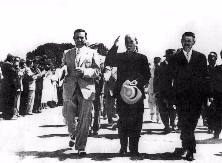 1957年8月，胡志明主席对阿尔巴尼亚共和国进行正式访问，该国党和国家领导在地拉那机场迎接胡志明主席。图自越通社