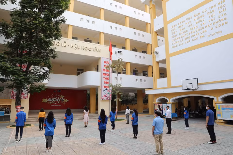 陈仁宗学校老师在向国旗敬礼仪式时严格保持距离。越通社记者 清松 摄