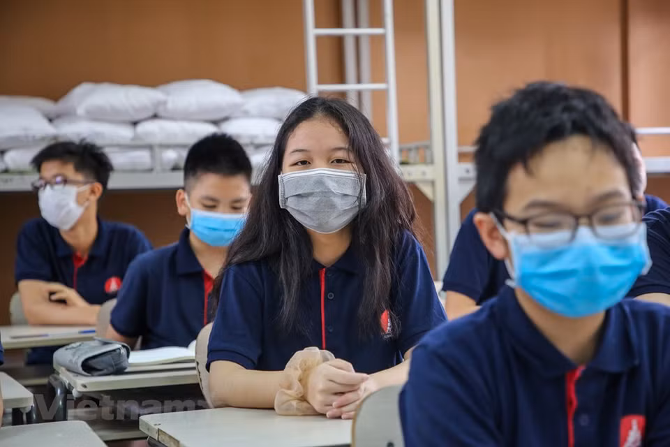 4号上午，重新返校的第一节课，老师们将向学生介绍新冠肺炎防疫措施，同时紧密观察学生们的身体状况。越通社记者 明山 摄
