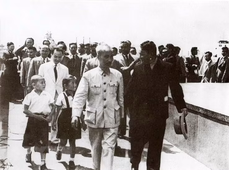 1955年7月，胡志明主席与蒙古主席 Iu.Sedenban出席乌兰巴托首都人民的集会，迎接胡志明主席对蒙古进行友好访问。图自越通社