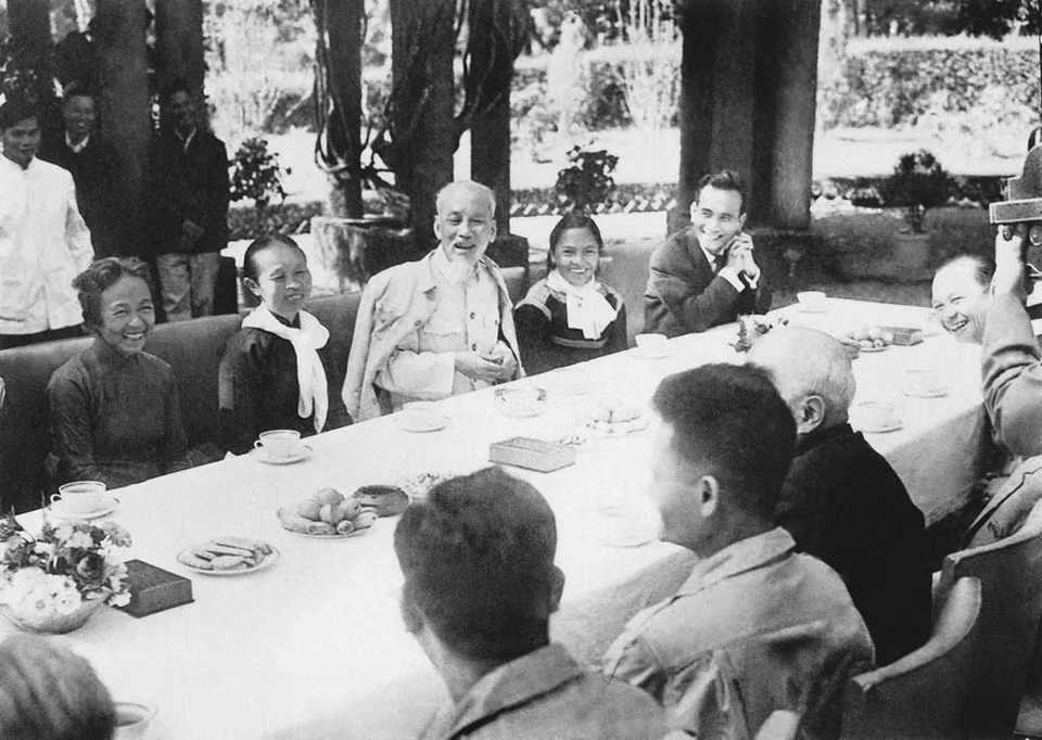 1964年11月24日，胡志明主席会见出席“与越南人民加强国际团结，打击美国侵略者并维护和平”会议的民族解放阵线代表团。图自越通社